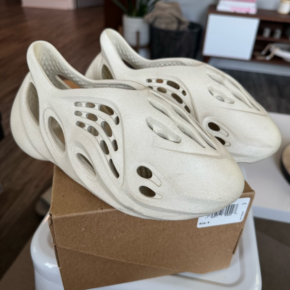 adidas Yeezy Foam RNNR color Sand (OG colorway)